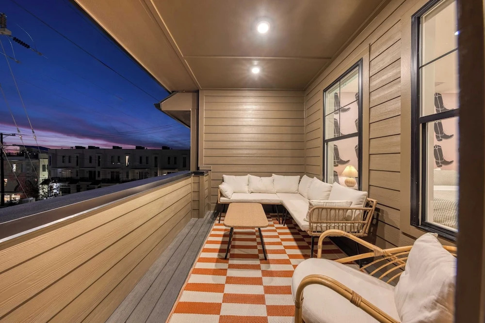 Sleeps 16 2 Modern Townhomes, Minutes to Broadway Lischey & 98 Degrees by Avantstay