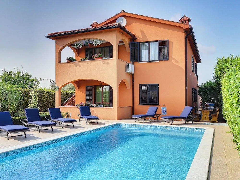Detached 6 Bedroom House with Private Pool near Ližnjan