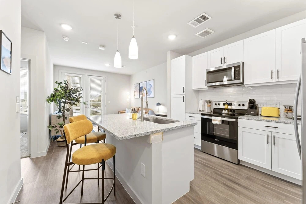 Prime Soco Bright 2BR King Suite w Pool Parking