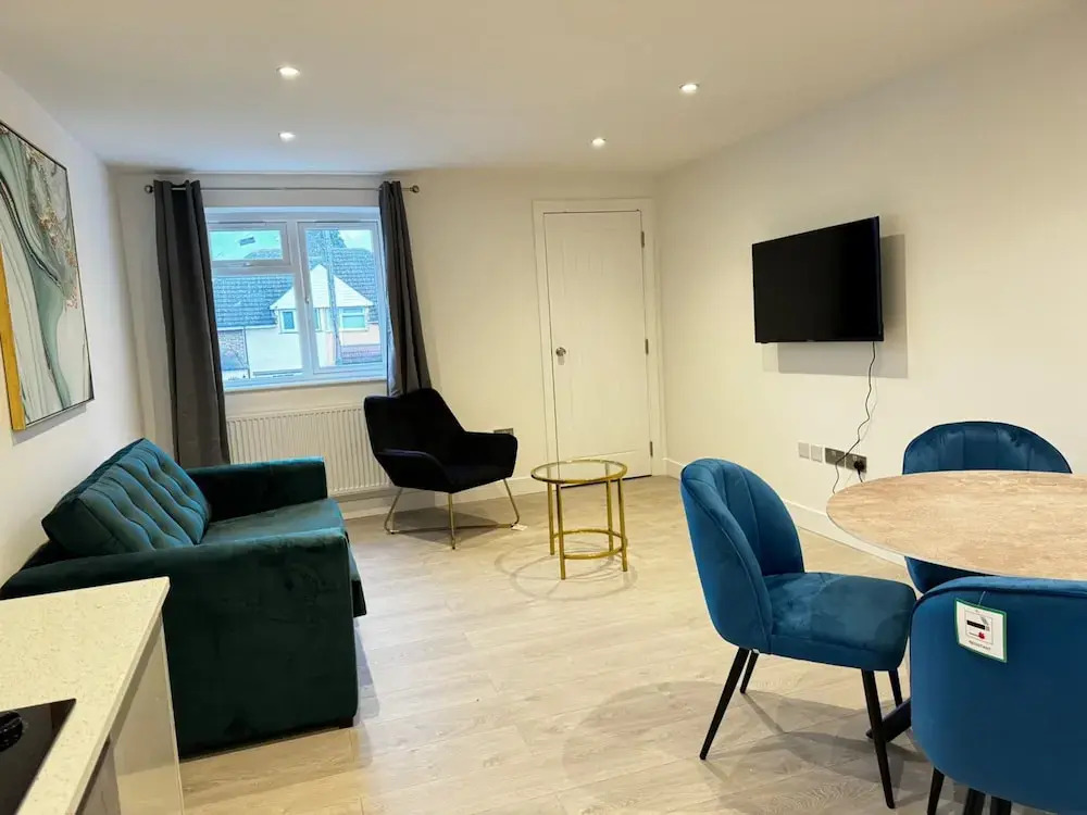 Near Heathrow Airport -FREE Parking-Full apartments-Near M4-1 bus LHR