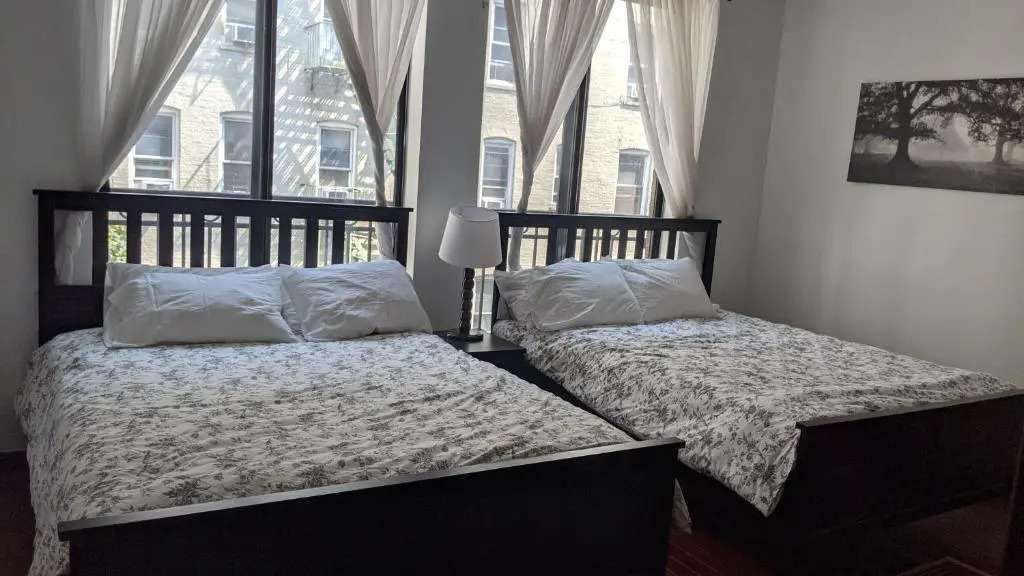 Gorgeous 3 bedroom 2 stops from Times Square and Central Park for Families or Groups with NO SMOKING AND NO PARTIES but Couples and Kids Friendly
