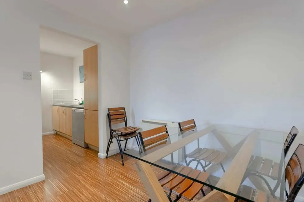 2 Bedroom Apartment In Aldgate East