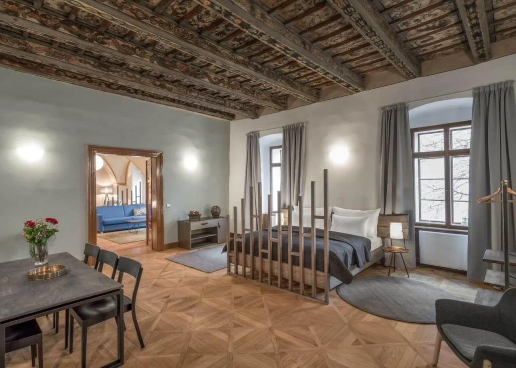 3 Epoques Apartments by Adrez