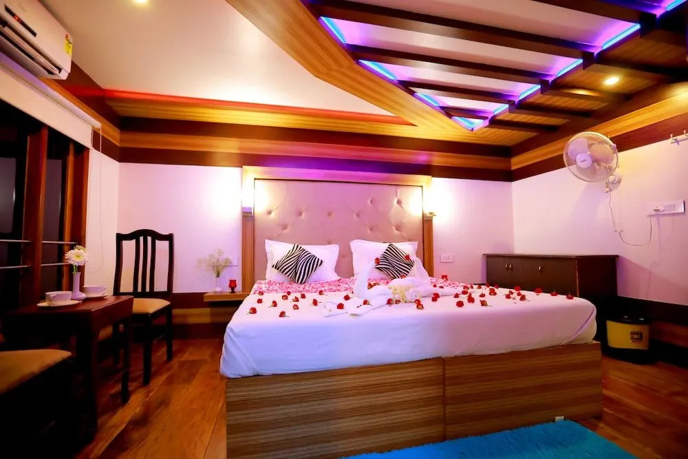 Kerala Nature Houseboat by Coco floatel