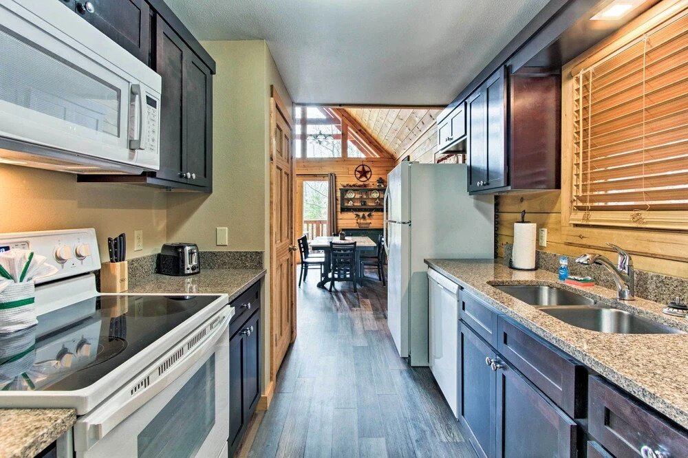 3 Mi to Gatlinburg: Cabin w/ Deck & Pool Table!