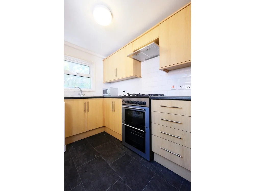 Quiet and Spacious 2-bedroom Flat , Sleeps 4