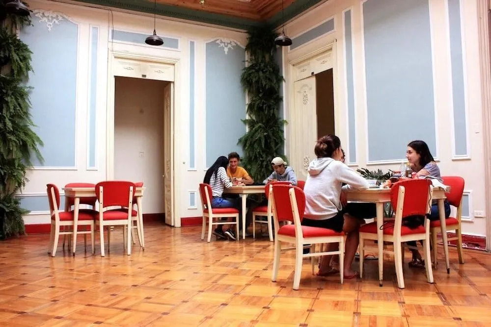 Hostal R10