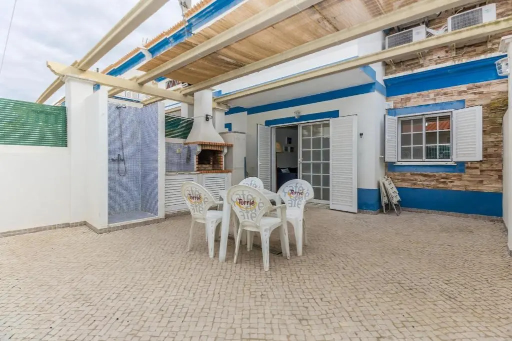 4 bedroom villa wi-fi and shared pool by ALGARVEMANTA