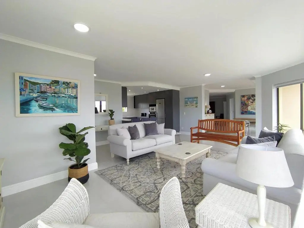 Alba Tramonto - 4 bed 3 bath - 100m to Robberg Beach & Large Patio
