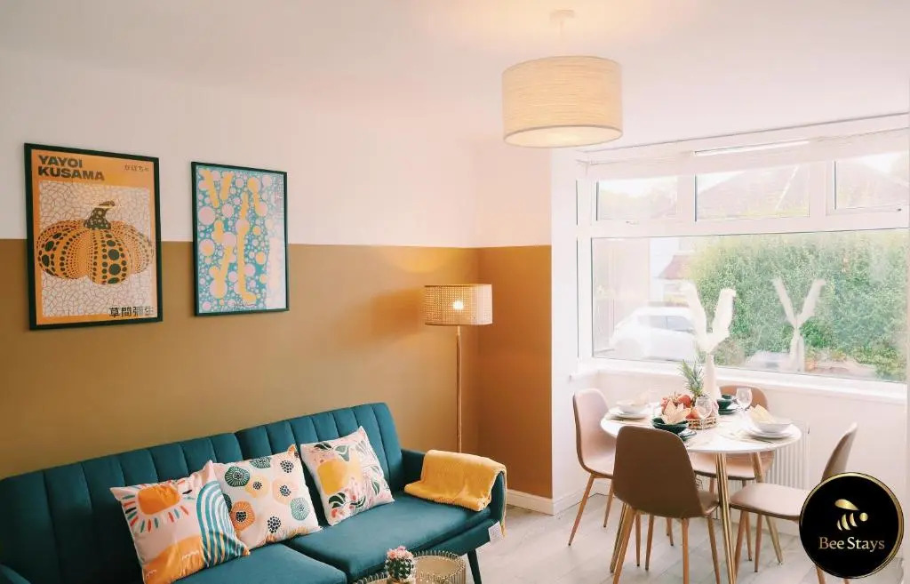 Caldecott House - Close to M60 and M62