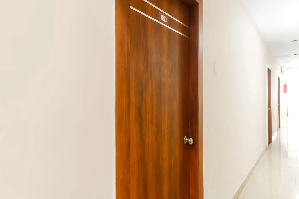 OYO 68894 Bommarillu Residency