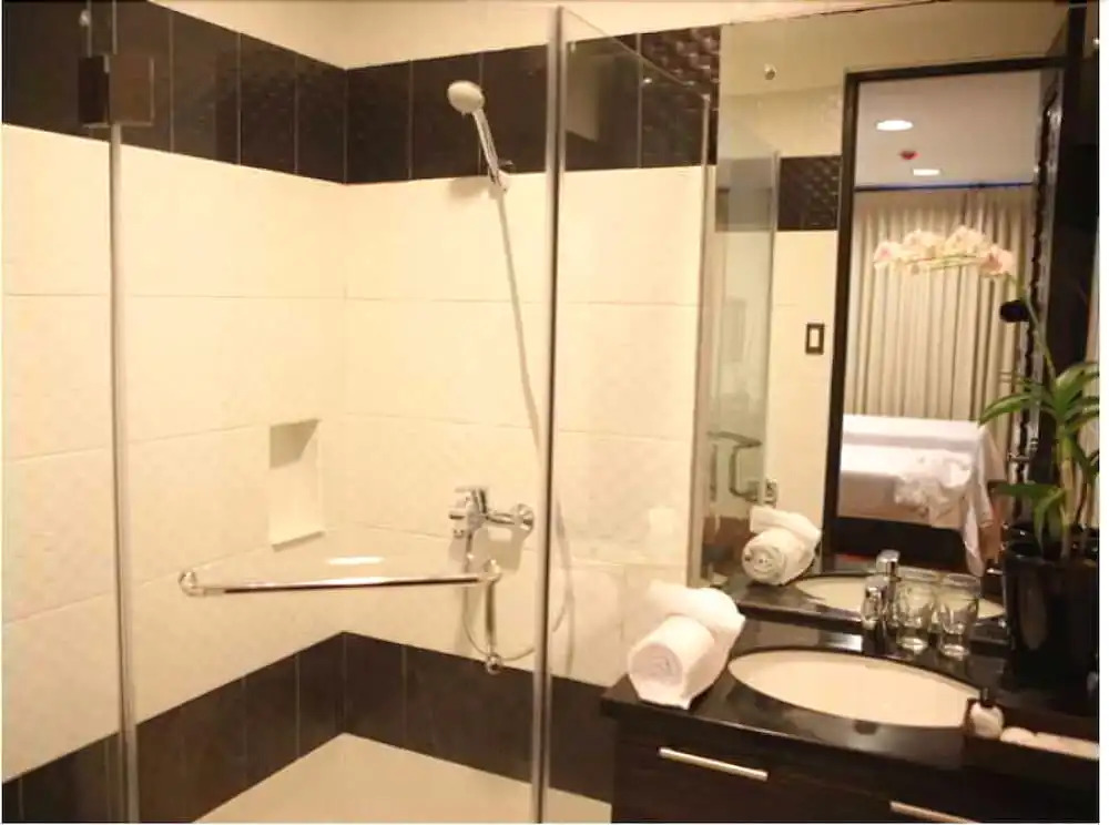RedDoorz Plus @ Aguirre Avenue BF Homes