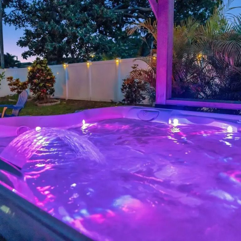 4b 2b w Hot Tub BBQ Firepit 9mins to Beach