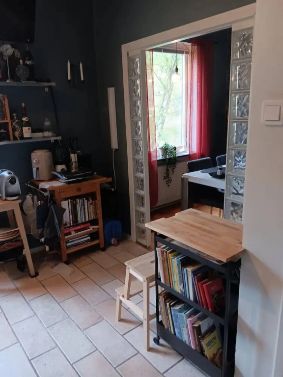 Room-room in Apartment Within Walking di