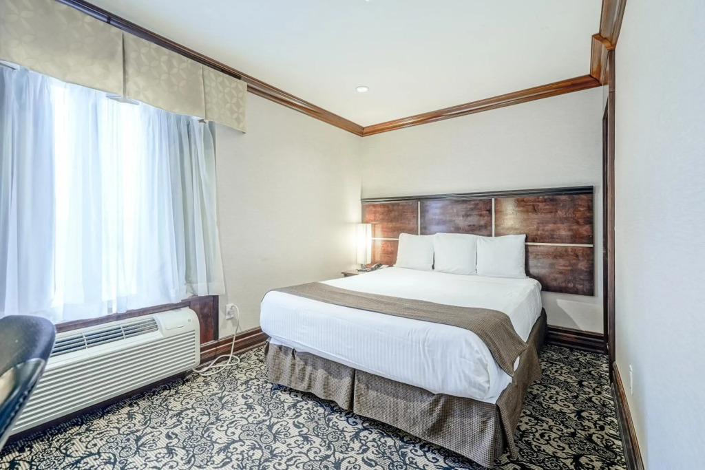 Woodbine Hotel & Suites