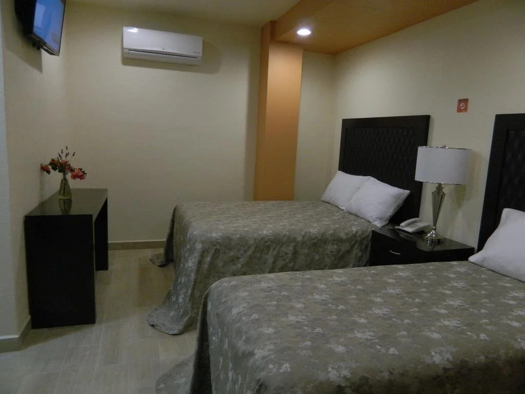 Hotel Plaza Bernal