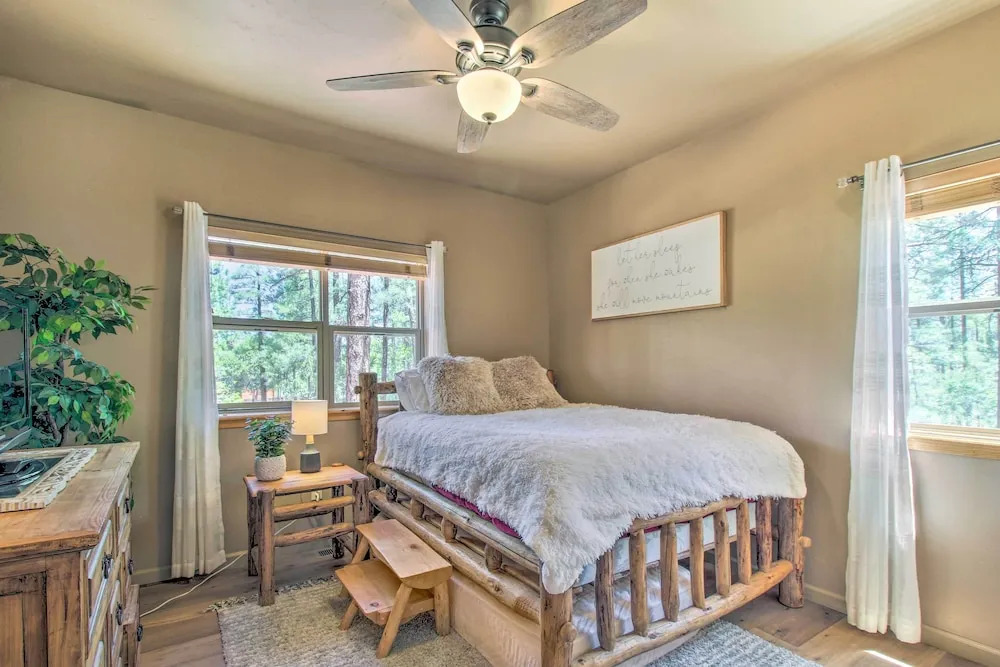 Wooded Hideaway! Spacious Show Low Log Cabin