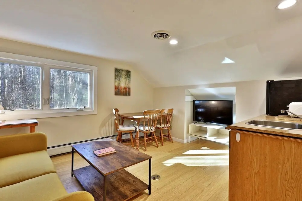 Your Ski Home: Powder Park Place - Upper Level. Close To Killington. Hot Tub. 4 Bedroom Home