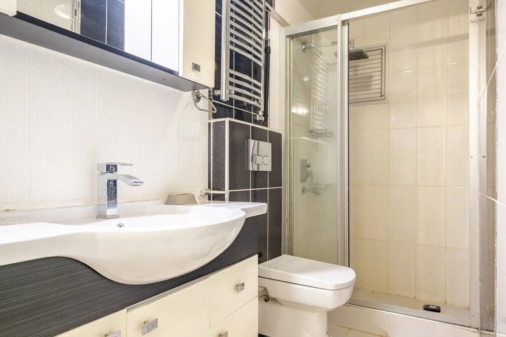Vibrant Flat Close to Zorlu Center With Backyard
