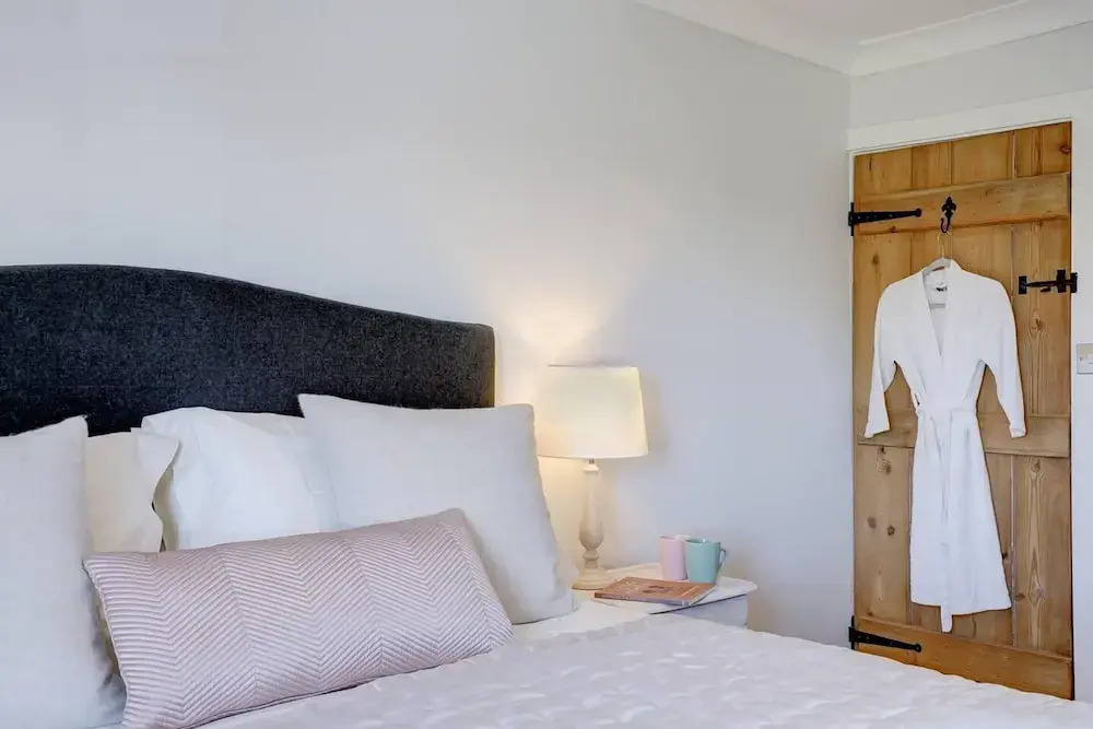 1 Bed Cottage Sleeps 2 with Hot Tub & Pets Welcome