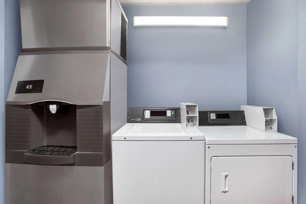 Super 8 by Wyndham Lenexa Overland Park Area/Mall Area