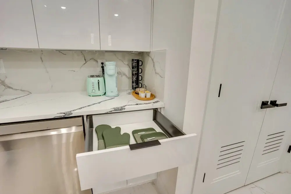 6 Mi to Times Square: Stylish Jersey City Retreat