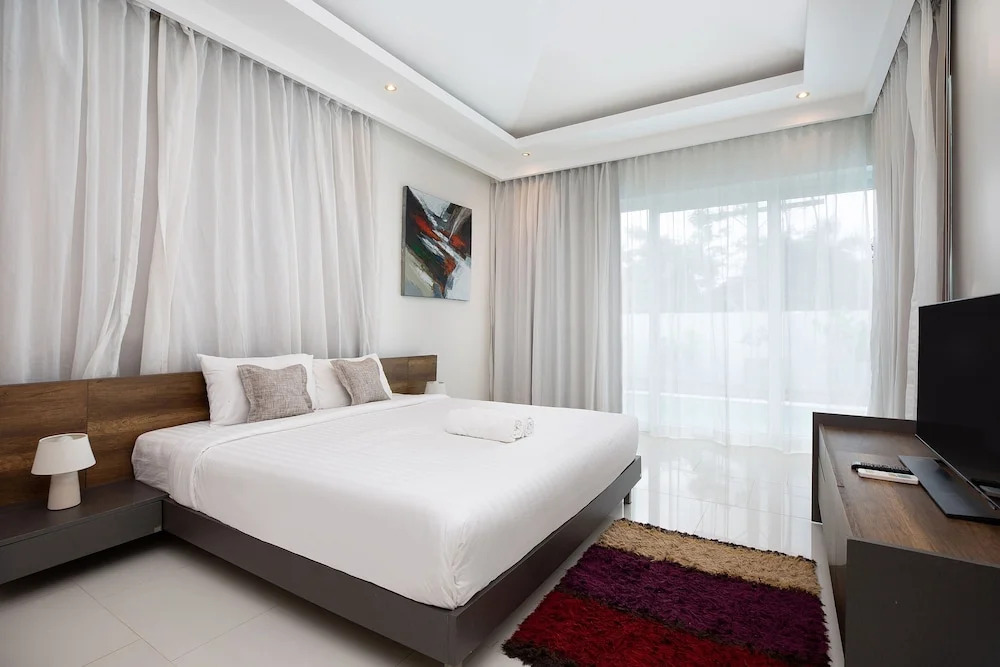 Miami-Style 2BR Pool Villa Janine Kamala