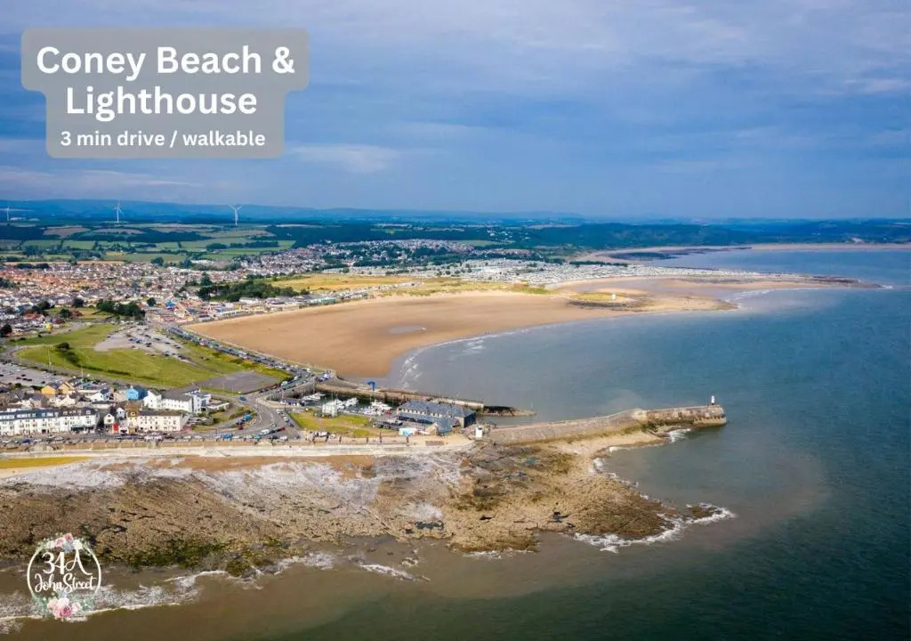 Town Centre Entire Property, Very Close to Sea & Restaurants, 2 King Size Beds