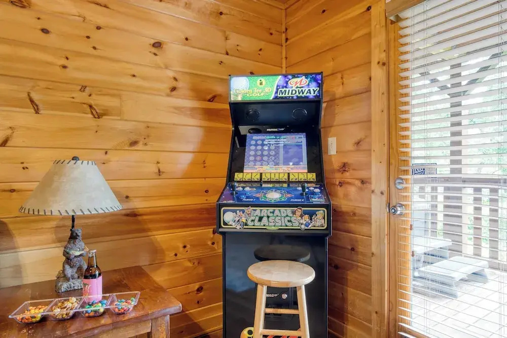 Triple Mountain View by Avantstay: Hot Tub, Game Room & Stunning Smoky Mountain Views