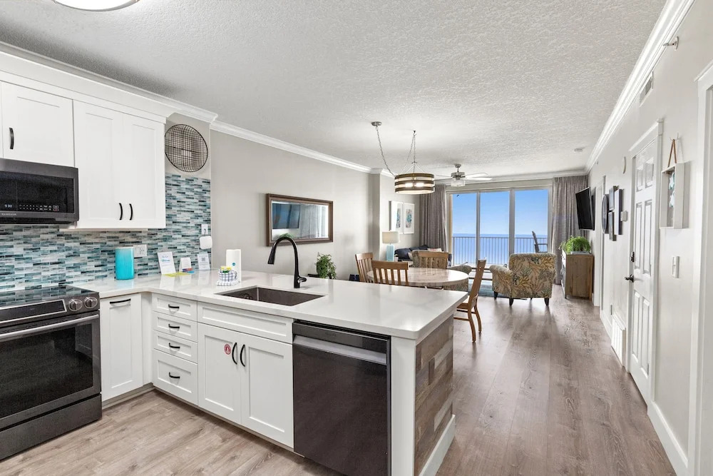 Beautiful Ocean Views! 2-Bedroom, 2-Bathroom! Resort Pools