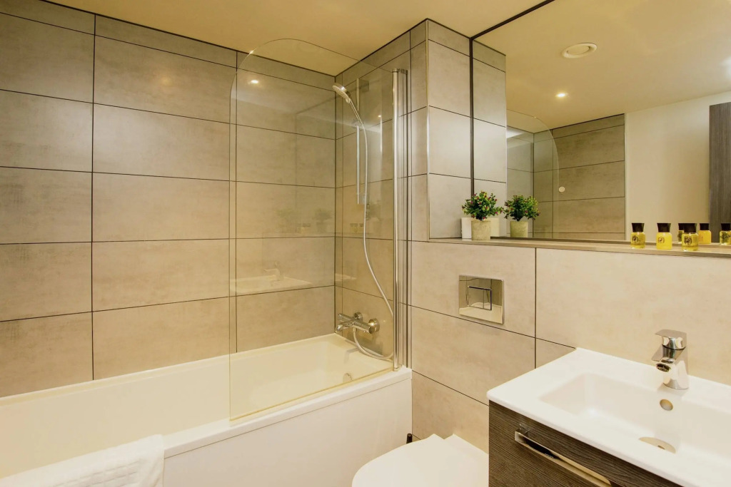 Sleek 6-Guest Apt at St  Martin s  Bham