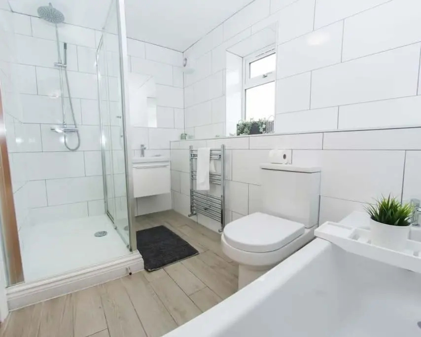 No11 Luxe Living Guest House-Sleeps 6-Family Friendly-Private Parking-Wifi-City-Beach