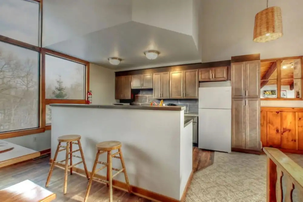 Spacious 8 bdrm Cottage with Private Beach Access, BBQ, Hot Tub, Sauna, Pet friendly