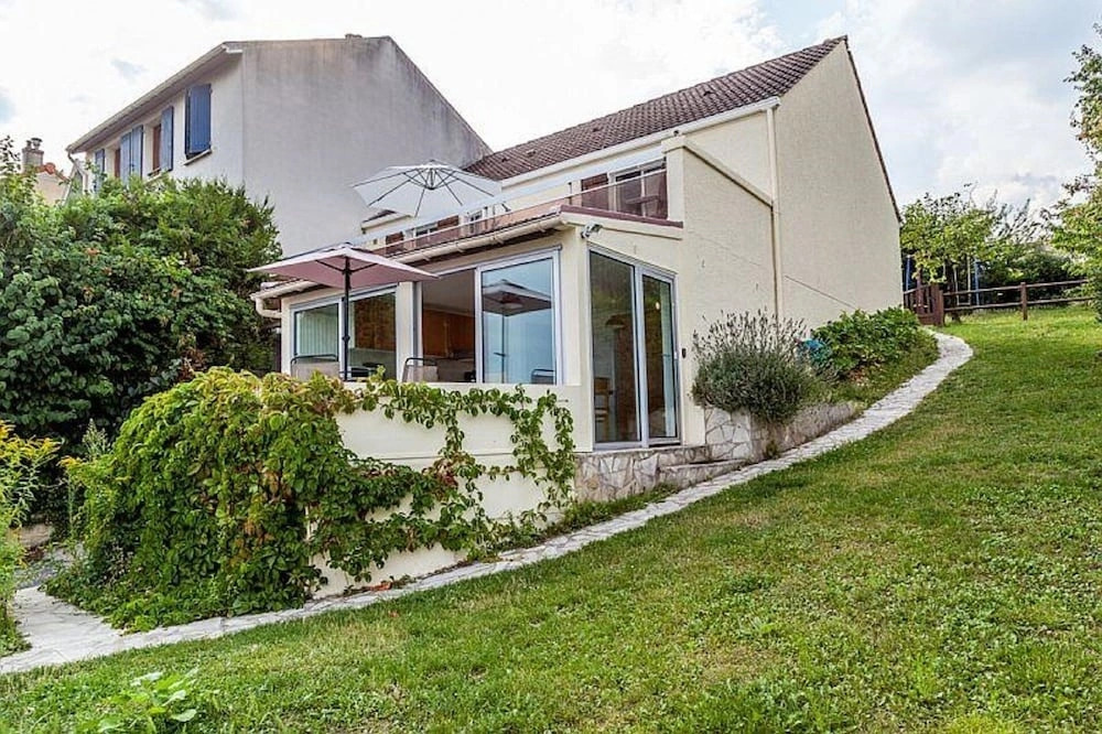 Villa House with Panoramic View on Paris