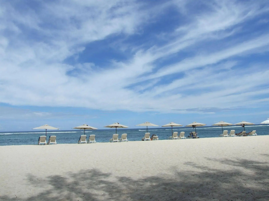 White Shell Lounge and Restaurant