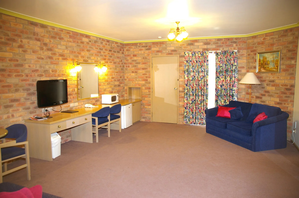 Pines Country Club Motor Inn