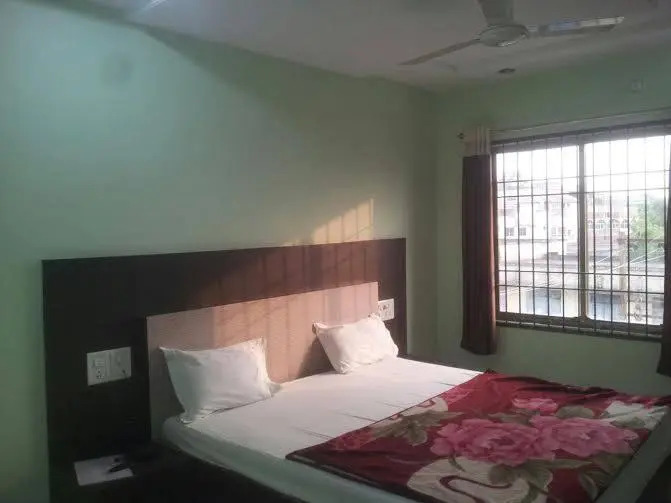 OYO RPR269 Hotel Shubham Palace