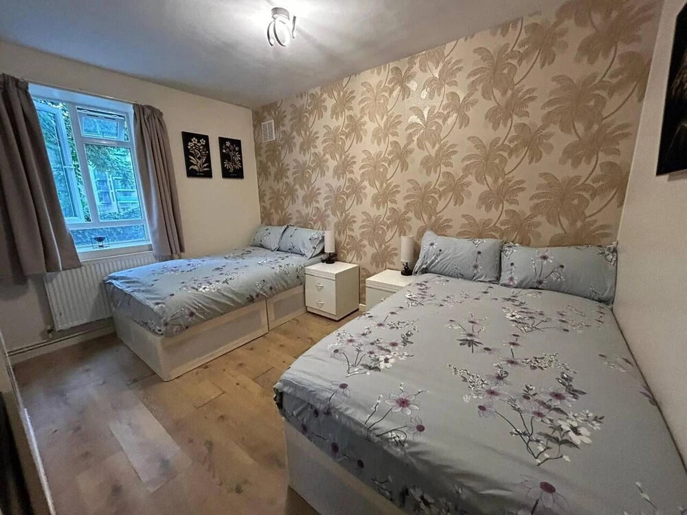 Charming Three Bedroom 5 Double Bed Apt in London