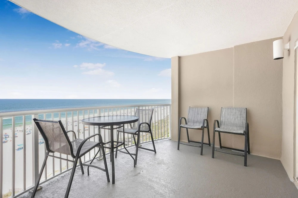 Tradewinds 602- Beachfront Heated Indoor Pool Sleeps 6