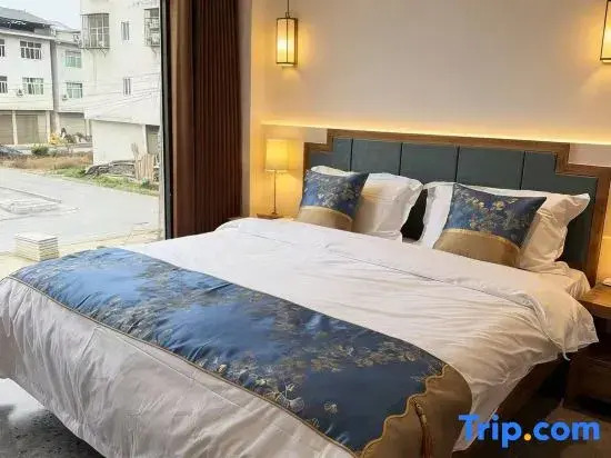Half Moon Lake Guesthouse