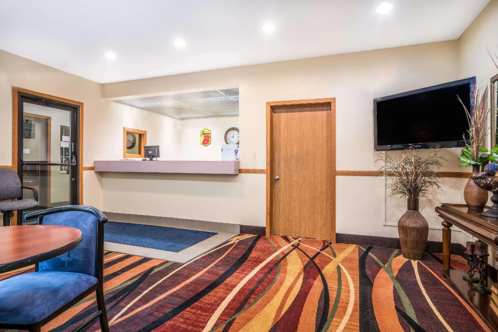 DUTCH INN AND SUITES