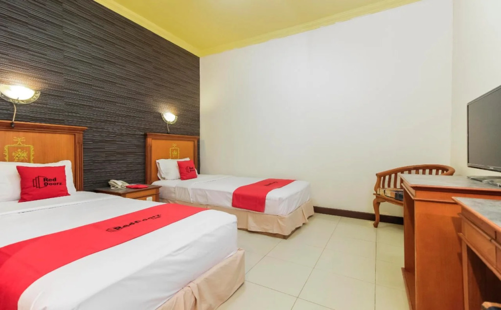 RedDoorz Plus near Depati Amir Airport