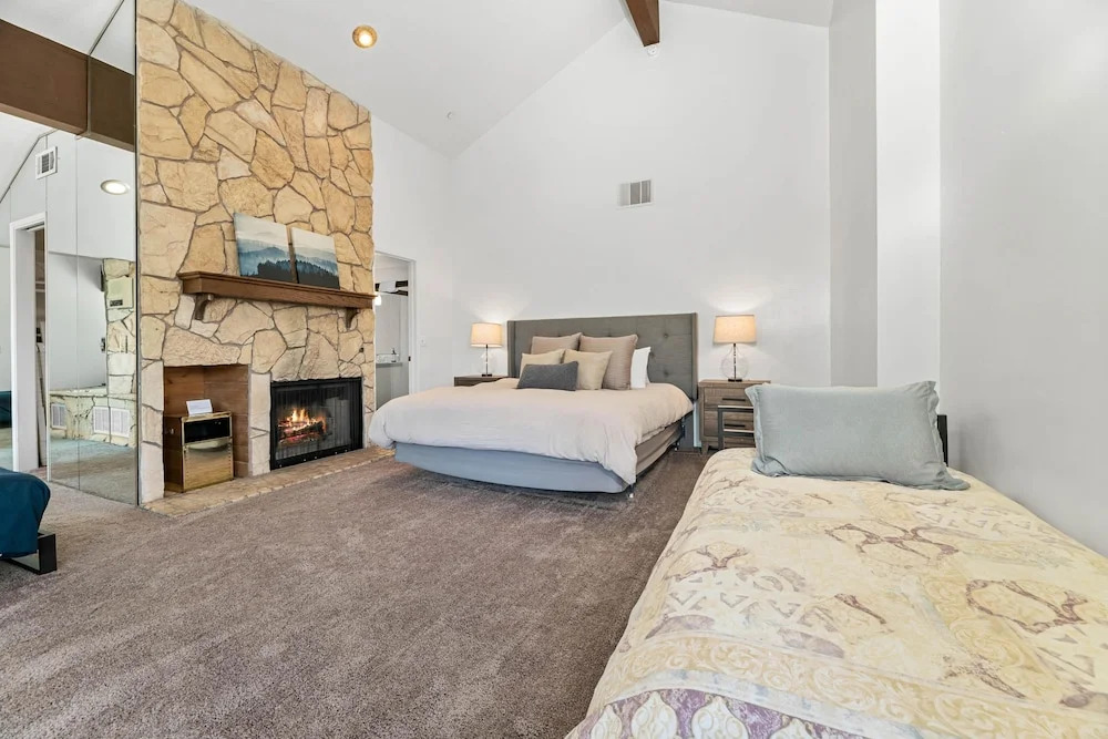Tennis Courts and Swimming Pool - Delightful Mountain Sanctuary