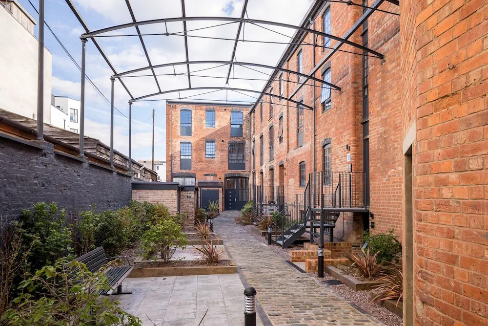 Elliot Oliver - Modern 2 Bedroom Town Centre Apartment