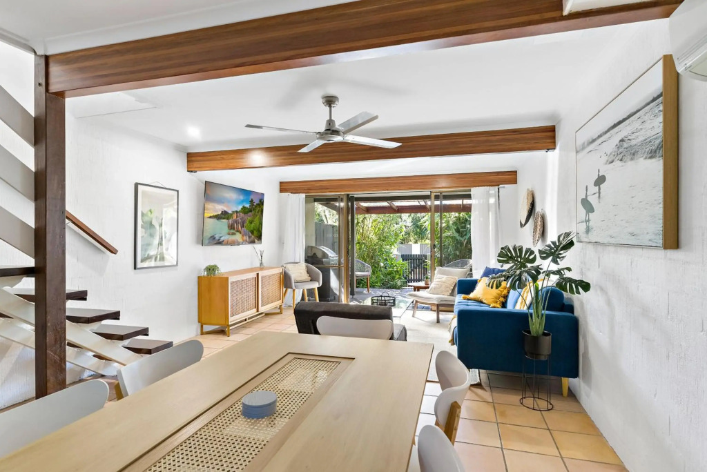 Stylish Townhouse, private courtyard walk to beach