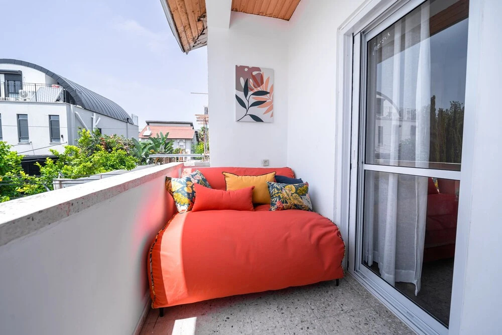 Spacious 4BD House w Pool in Hezliya