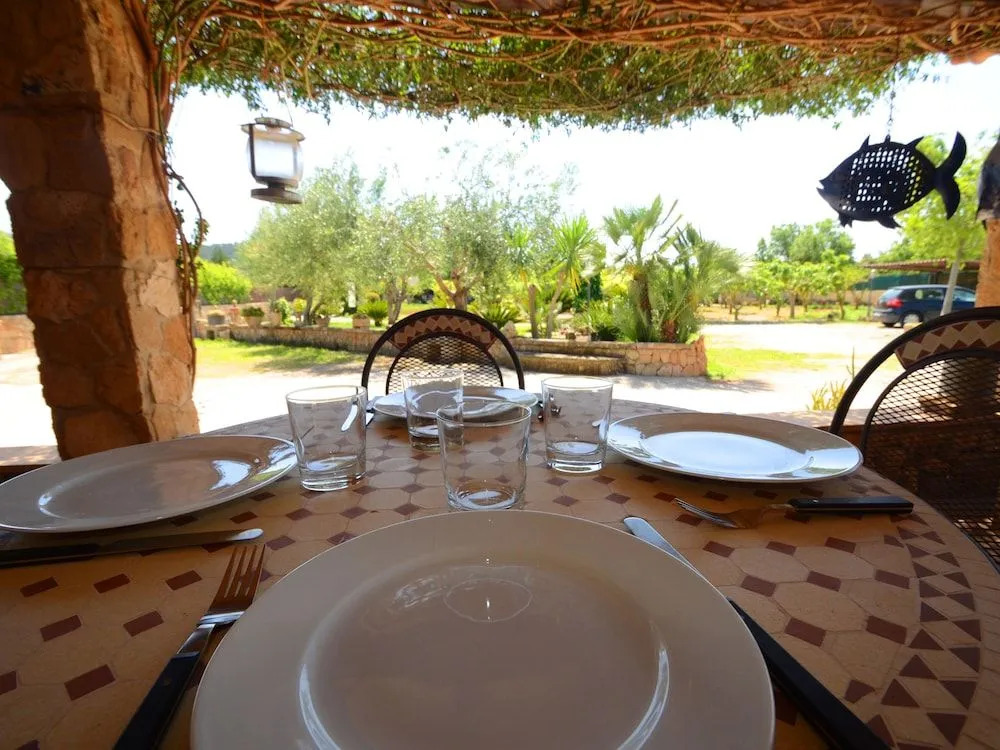 Villa Can Pau, pool and garden close to the beach