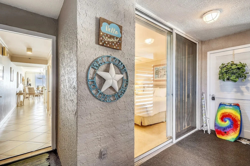 Magnolia House 407 is a 1 BR with amazing views by RedAwning