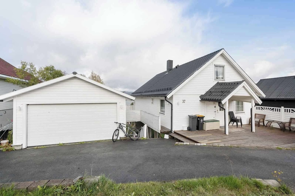 Lovely 4 Bedroom House With the View of Aurora