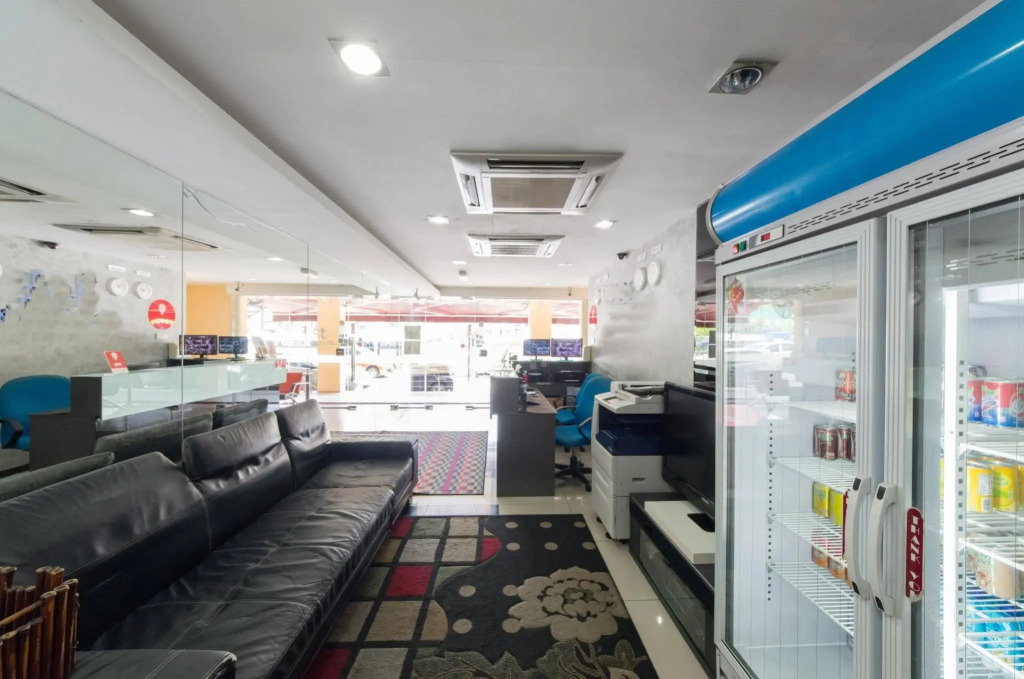OYO 137 1st Centro Hotel